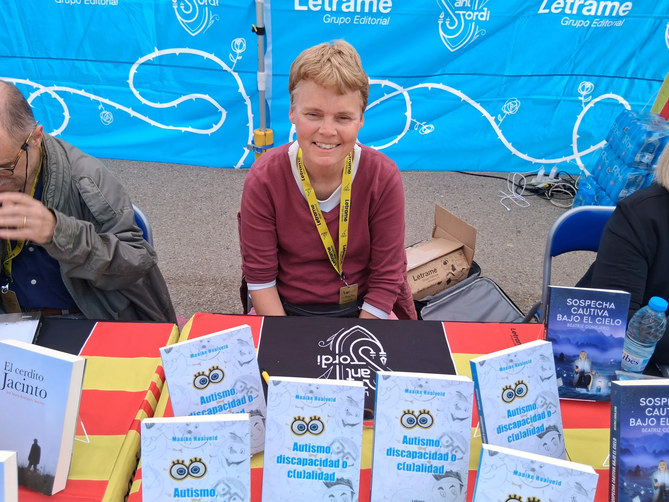 Maaike Haaiveld firma su libro en Sant Jordi 2025 en la parada de la Editorial Letrame