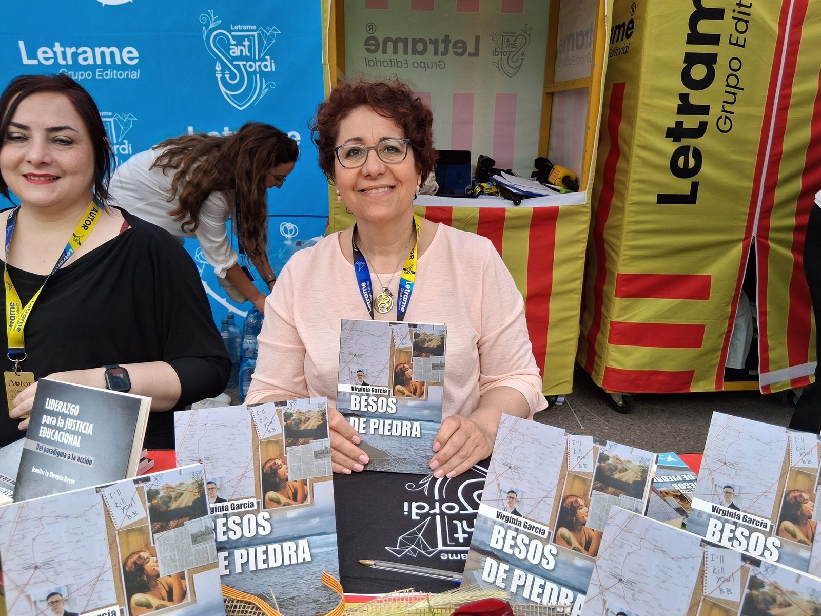 Virginia García presentó su primera novela Besos de piedra en la parada de Letrame durante Sant Jordi 2025