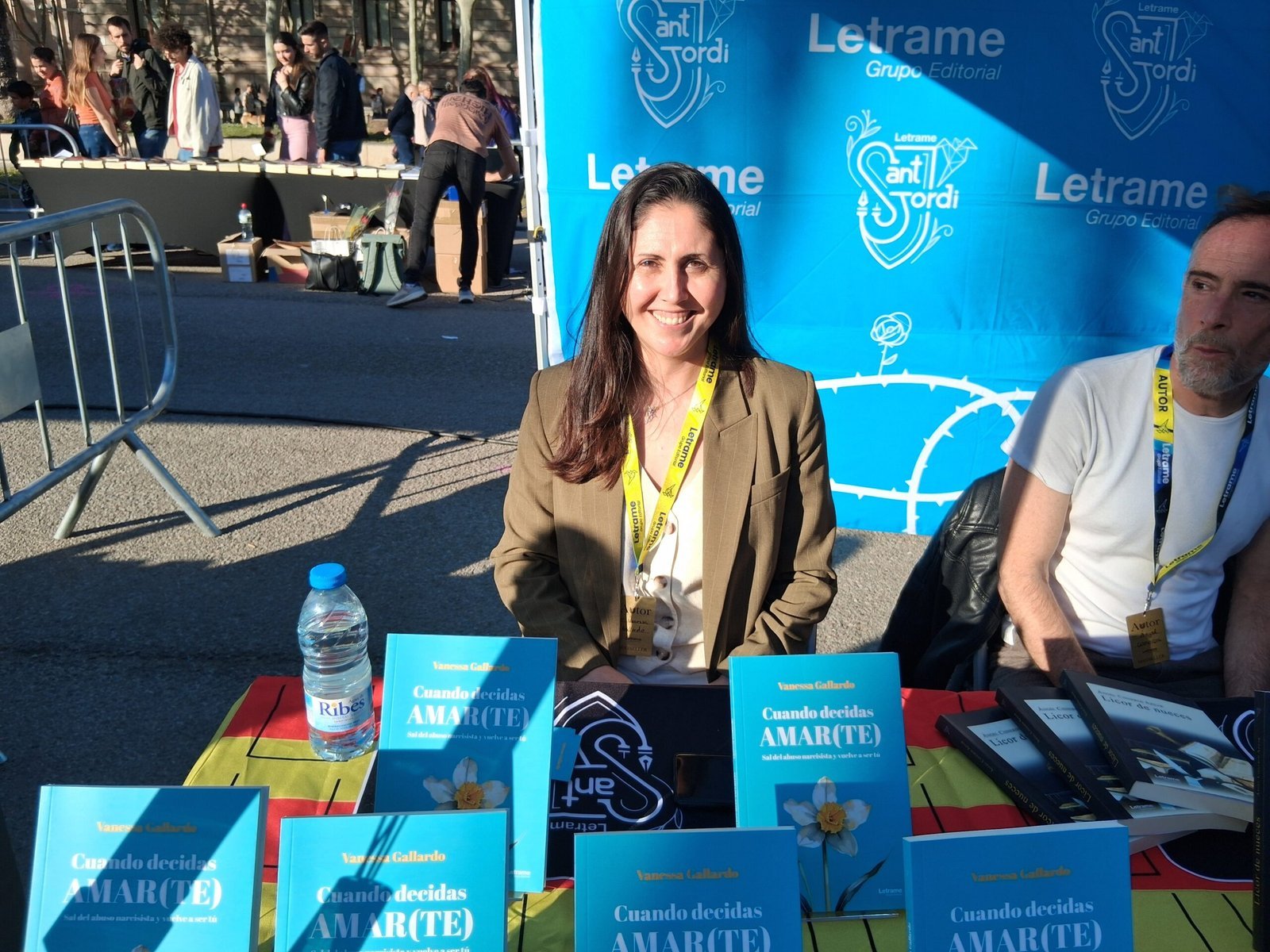 Vanessa Gallardo presentó su libro en Sant Jordi 2025: una obra sanadora sobre el abuso psicológico y la superación