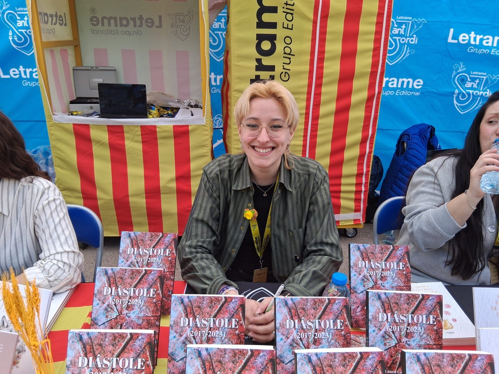 Laura Cahís Sánchez firmó su obra Diástole en Sant Jordi 2025 de la mano de Editorial Letrame