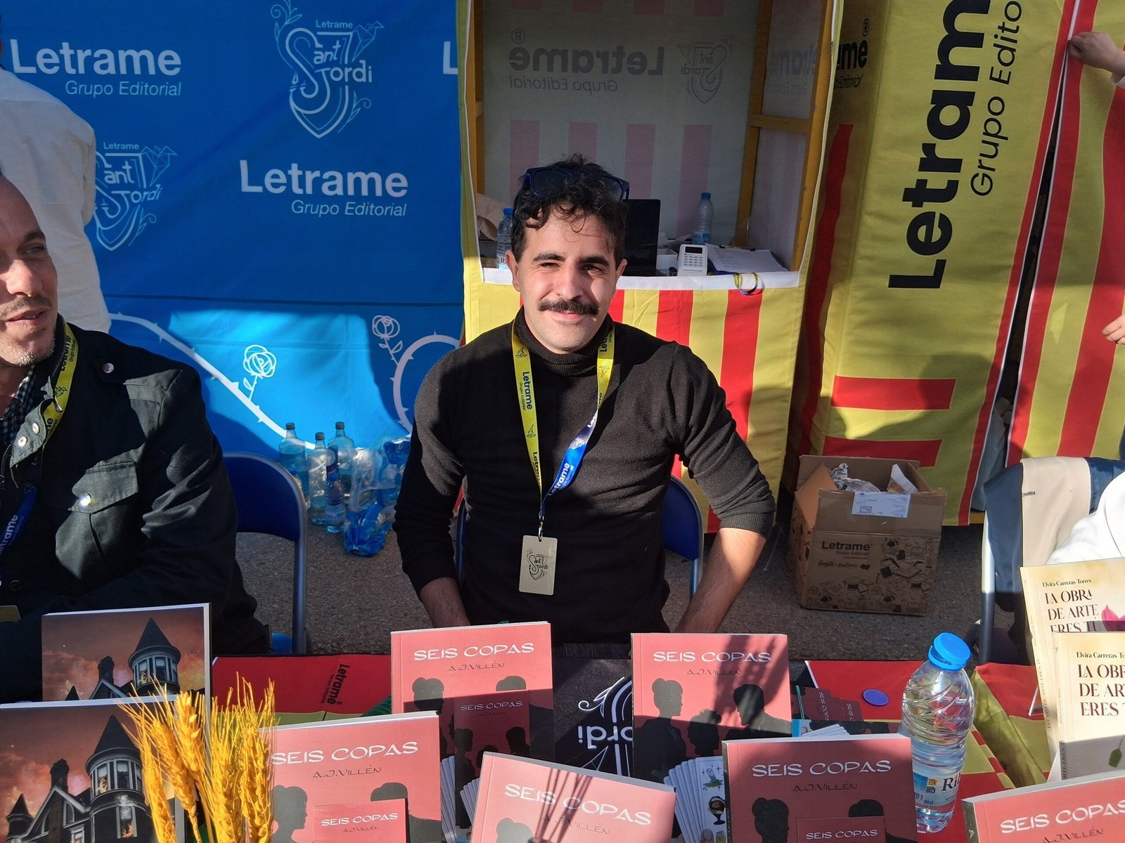 A.J. Villén firmó su novela Seis copas en Sant Jordi 2025 con Editorial Letrame