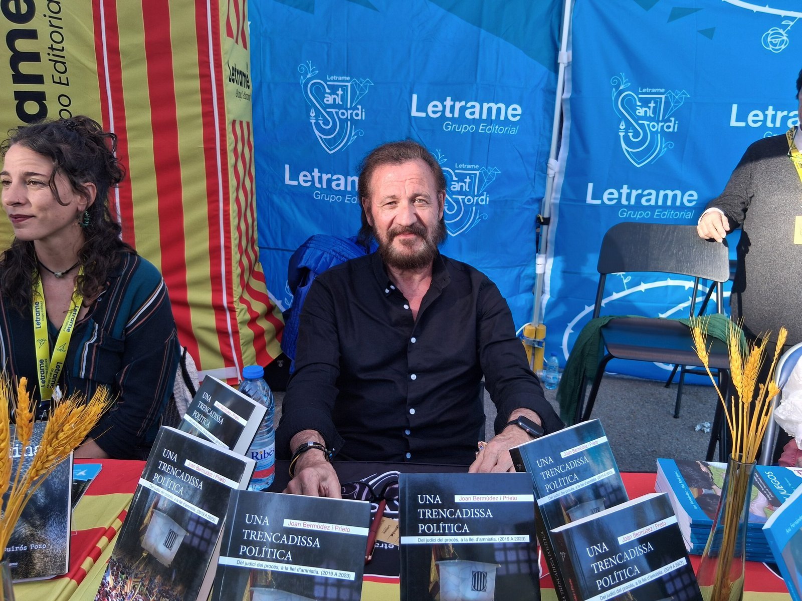 Joan Bermúdez presentó UNA TRENCADISSA POLÍTICA en Sant Jordi 2025 de la mano de la Editorial Letrame