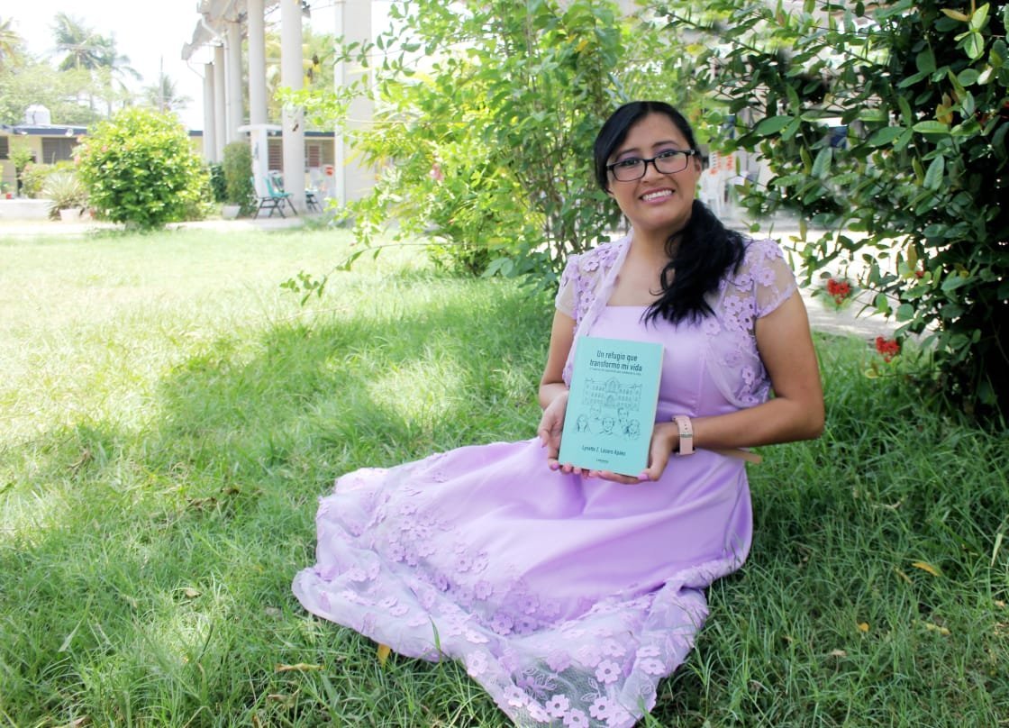 La escritora Lynette Zuleyma Lázaro Apáez debuta con un libro que da voz a jóvenes en busca de consuelo y fe