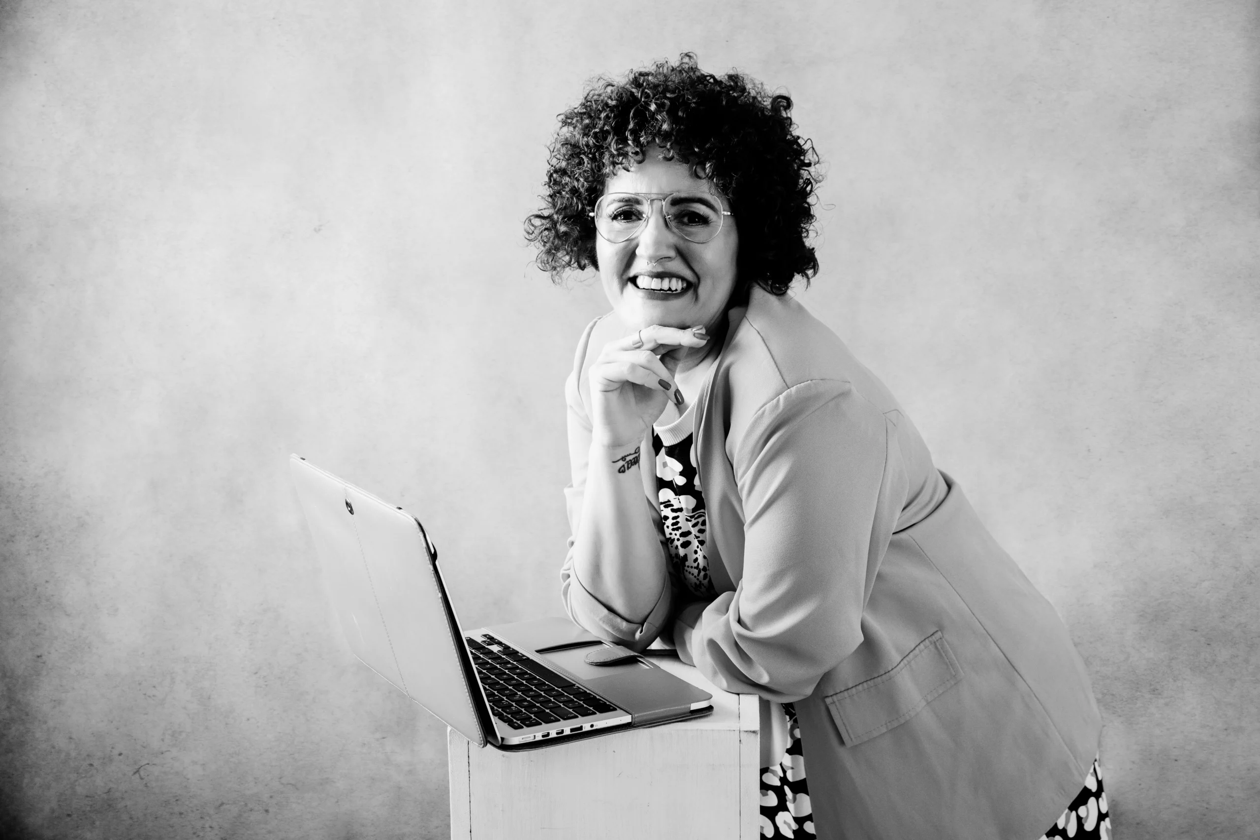 Silvia Manzano Giráldez florece entre dolor y ternura con su primer libro Espinas Rosas